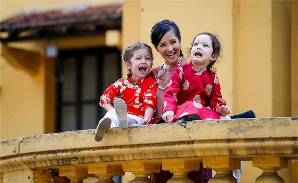 Hồng Nhung và hai con  6