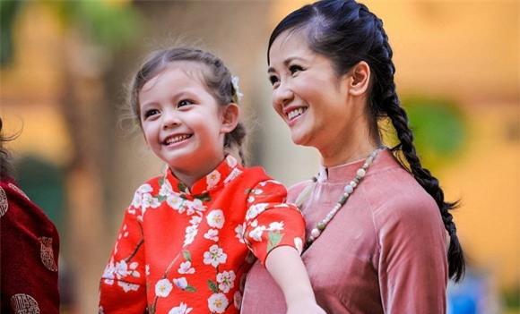 Hồng Nhung và hai con  8