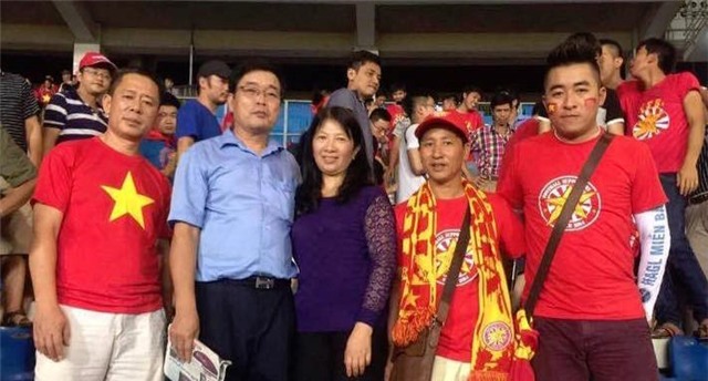 Bố mẹ Xuân Trường (mặc áo khác màu) ở khu vực khán đài dành cho CĐV Việt Nam tại SVĐ Thuwunna. Ảnh: Long Terry.