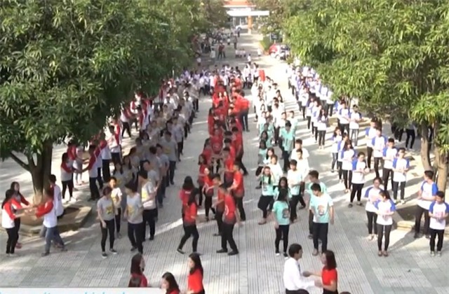 Thay giao de nghi SV de tien mua qua 20/11 dong hoc phi hinh anh 3