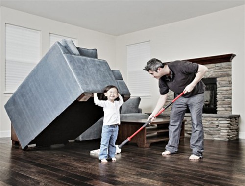Khi chuyển sang nhà mới, đừng tiếc nuối chiếc chổi đã từng sử dụng ở nhà cũ mà thay vào đó bạn hãy mua ngay cho mình một chiếc chổi quét nhà mới (Ảnh minh họa)