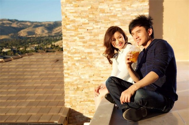 Hai nam ca sĩ luôn khiến fan ngưỡng mộ khi hết mực chăm sóc vợ chu đáo, tình cảm.