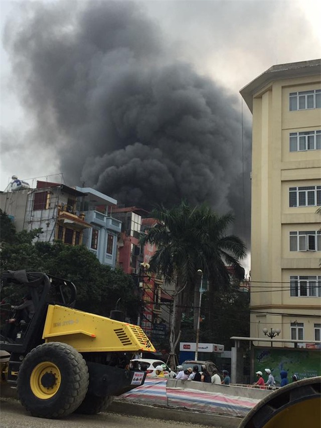 Hà Nội: Cháy rụi 4 căn nhà ở đường Trần Khát Chân, chủ nhà ngất xỉu phải đưa đi cấp cứu - Ảnh 2.