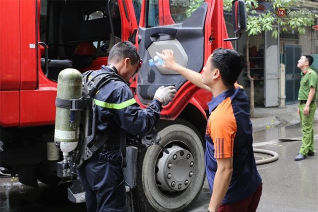 Hà Nội: Cháy rụi 4 căn nhà ở đường Trần Khát Chân, chủ nhà ngất xỉu phải đưa đi cấp cứu - Ảnh 11.