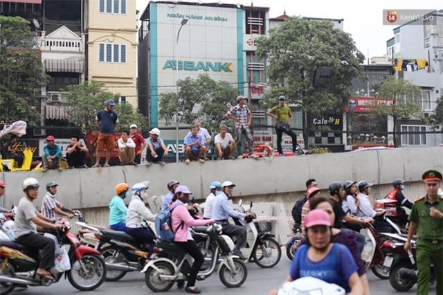 Hà Nội: Cháy rụi 4 căn nhà ở đường Trần Khát Chân, chủ nhà ngất xỉu phải đưa đi cấp cứu - Ảnh 14.