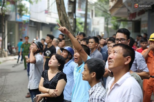 Hà Nội: Cháy rụi 4 căn nhà ở đường Trần Khát Chân, chủ nhà ngất xỉu phải đưa đi cấp cứu - Ảnh 15.