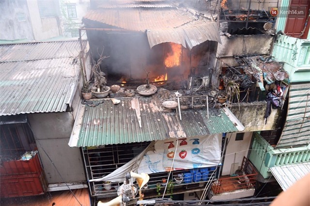 Hà Nội: Cháy rụi 4 căn nhà ở đường Trần Khát Chân, chủ nhà ngất xỉu phải đưa đi cấp cứu - Ảnh 4.