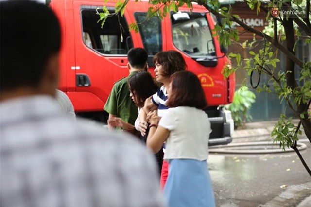 Hà Nội: Cháy rụi 4 căn nhà ở đường Trần Khát Chân, chủ nhà ngất xỉu phải đưa đi cấp cứu - Ảnh 8.