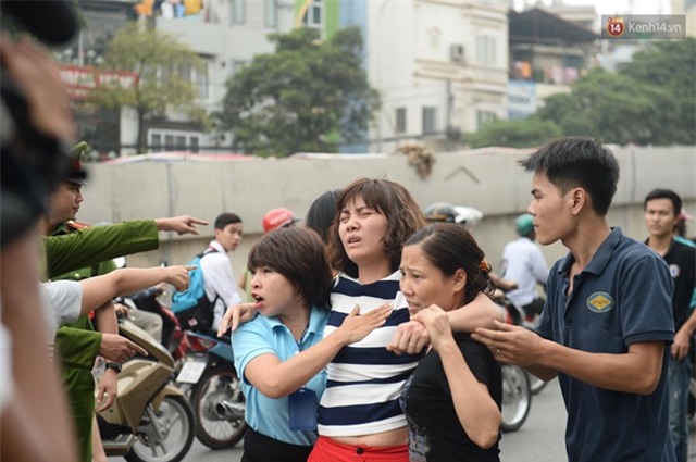 Hà Nội: Cháy rụi 4 căn nhà ở đường Trần Khát Chân, chủ nhà ngất xỉu phải đưa đi cấp cứu - Ảnh 9.