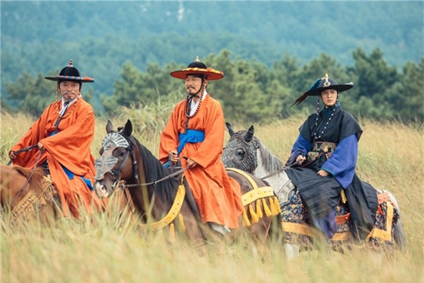 Tạo hình cổ trang đẹp như tranh của Lee Min Ho khiến fan rụng tim