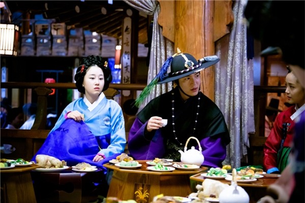 Tạo hình cổ trang đẹp như tranh của Lee Min Ho khiến fan rụng tim