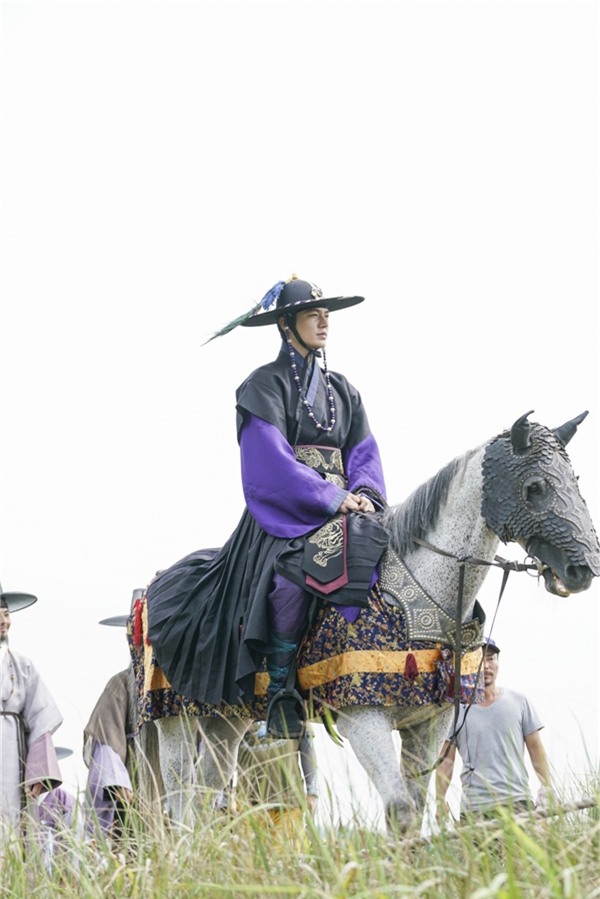 Tạo hình cổ trang đẹp như tranh của Lee Min Ho khiến fan rụng tim