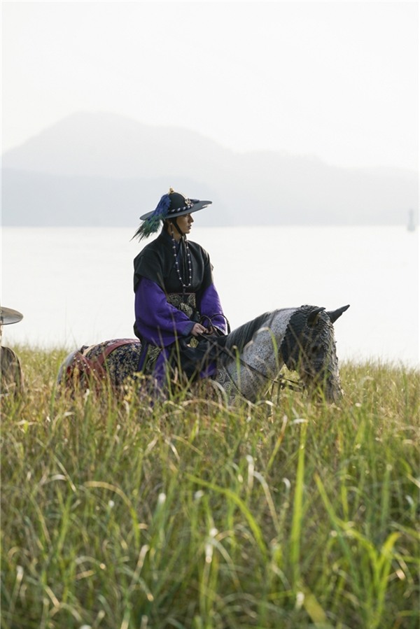 Tạo hình cổ trang đẹp như tranh của Lee Min Ho khiến fan rụng tim