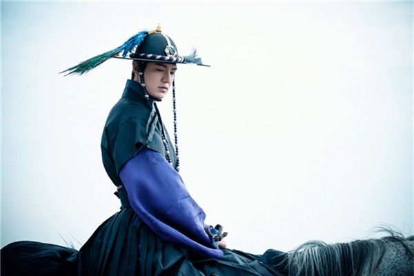 Tạo hình cổ trang đẹp như tranh của Lee Min Ho khiến fan rụng tim