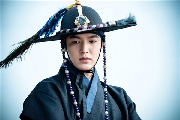 Ngay từ giây phút đầu tiên xuất hiện, Kim Dam Ryung chiếm trọn trái tim khán giả nữ bằng vẻ ngoài tuấn tú cùng phong thái hùng dũng, đầy ngạo nghễ trên lưng ngựa.