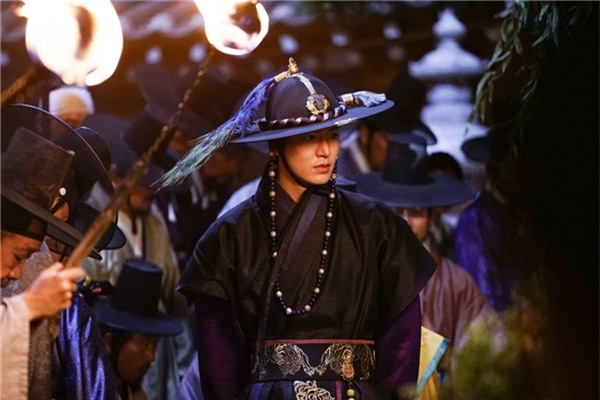 Tạo hình cổ trang đẹp như tranh của Lee Min Ho khiến fan rụng tim