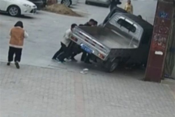 Người dân giải cứu nữ sinh bị xe tải kéo lê, kẹt cứng dưới gầm xe sau tai nạn - Ảnh 2.