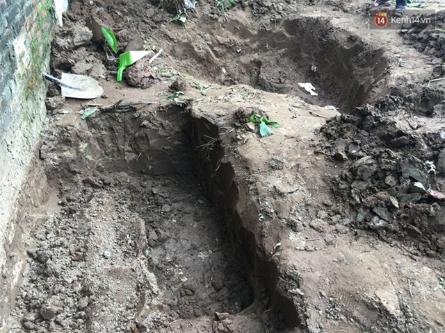 Hiện trường nơi phát hiện thi thể 2 bé gái bị bắt cóc chôn ngay cạnh nhà nghi phạm - Ảnh 5.