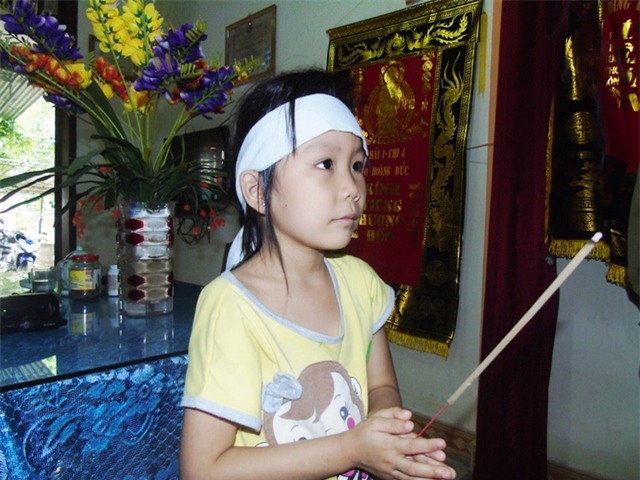 Xót thương khi chứng kiến khuôn mặt đáng yêu của cô bé 6 tuổi thắp nén nhang lên di ảnh người mẹ xấu số
