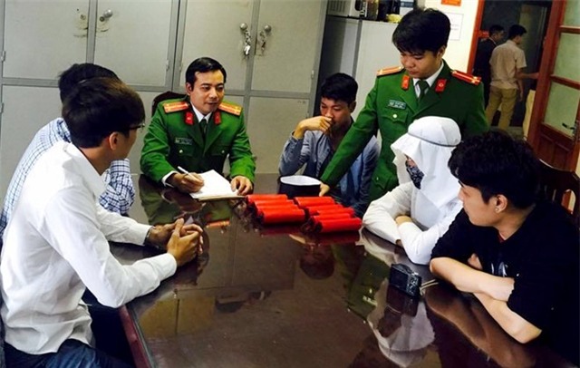 Lam ro nhom quay clip 'ra duong dot bom' hinh anh 1