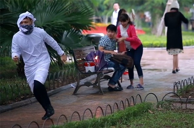 Lam ro nhom quay clip 'ra duong dot bom' hinh anh 2