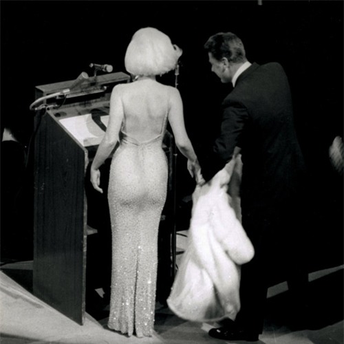 he lo chiec vay dat nhat the gioi gia 107 ty dong - 2