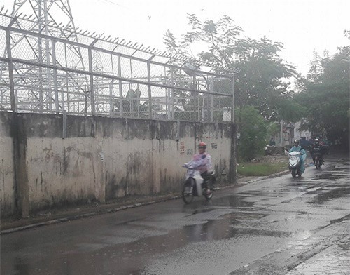 rùng mình hai bé gái 16 tuỏi dùng dao chém, dọa dam bụng bà bàu cuóp tài sản - 2