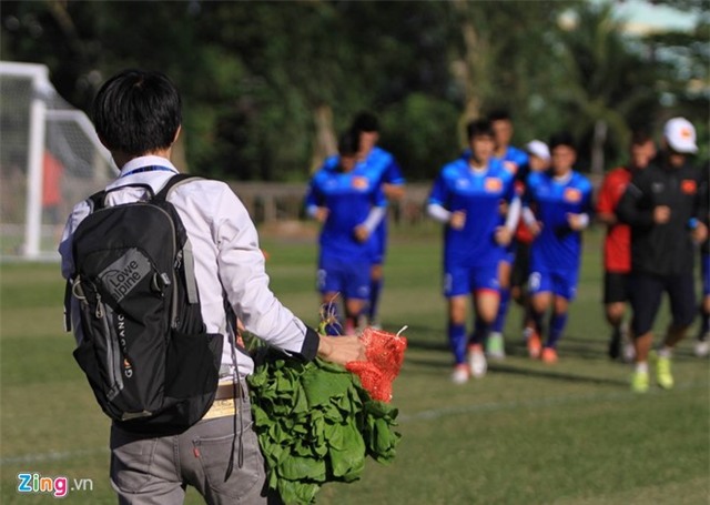 Cong Vinh chi tien mua rau xanh cho tuyen Viet Nam hinh anh 1