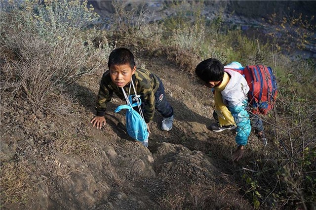 Hoc sinh leo thang thep vuot vach da dung dung den truong hinh anh 10