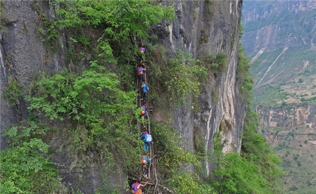 Hoc sinh leo thang thep vuot vach da dung dung den truong hinh anh 13