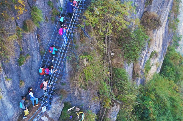 Hoc sinh leo thang thep vuot vach da dung dung den truong hinh anh 2