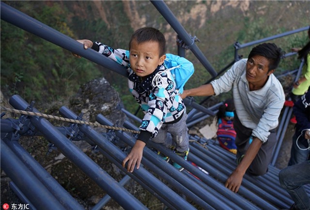 Hoc sinh leo thang thep vuot vach da dung dung den truong hinh anh 3