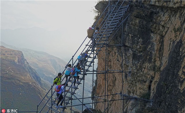 Hoc sinh leo thang thep vuot vach da dung dung den truong hinh anh 4