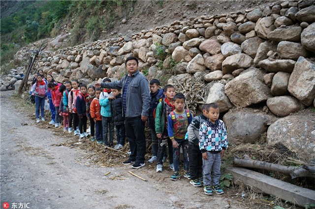 Hoc sinh leo thang thep vuot vach da dung dung den truong hinh anh 7