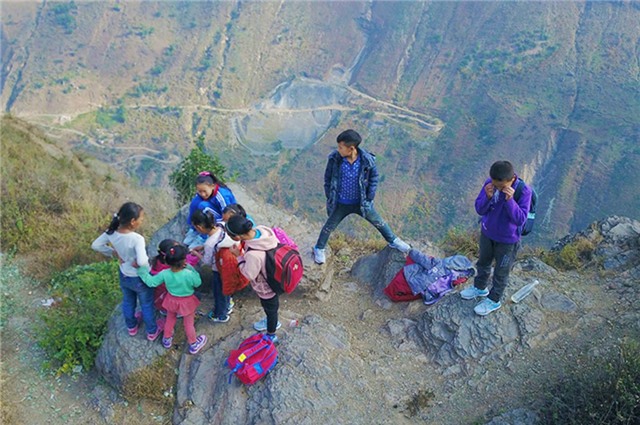 Hoc sinh leo thang thep vuot vach da dung dung den truong hinh anh 8