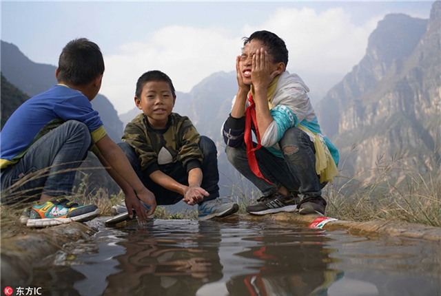 Hoc sinh leo thang thep vuot vach da dung dung den truong hinh anh 9