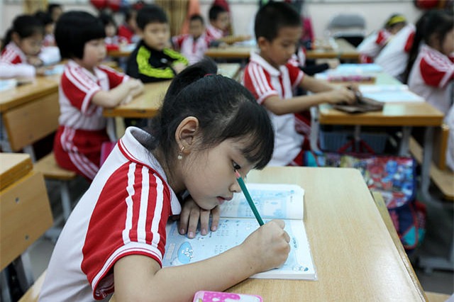 Bị cấm, trường tiểu học vẫn giao bài tập về nhà