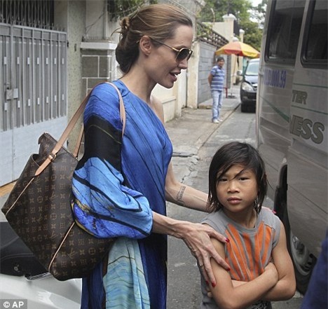 Rộ tin mẹ ruột của Pax Thiên muốn Angelina Jolie trả lại con - Ảnh 4.