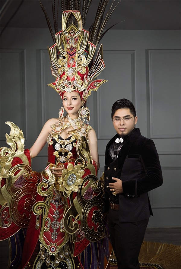 Quốc phục 45 kg gây choáng của Khả Trang tại Hoa hậu Siêu quốc gia