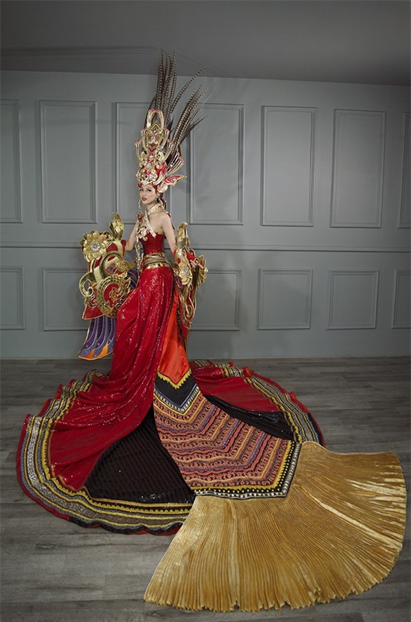 Theo chia sẻ của Lê Long Dũng, vì Khả Trang là người mẫu nữ cao nhất từ trước đến nay mặc quốc phục do anh thiết kế nên nhà thiết kế trẻ muốn thực hiện thật đặc biệt và hoành tráng. Tổng chiều cao bộ váy gần 4m và đuôi áo dài hơn 3,5m, sải cánh 2m. Với cân nặng 45 kg thì chỉ những cô gái thực sự bản lĩnh, sức khỏe thật tốt mới có thể trình diễn tốt và truyền tải được thông điệp.