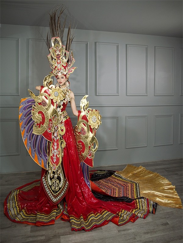 Đây là sự kết hợp giữa nét mạnh mẽ trong hình ảnh Lạc Long Quân và mềm mại, thanh thoát của mẹ Âu Cơ. Tông chủ đạo của bộ trang phục vàng, đỏ như nền quốc kỳ Việt Nam cùng các loại đá quý làm toát lên sự kiêu hãnh, tự hào về nòi giống Tiên Rồng.