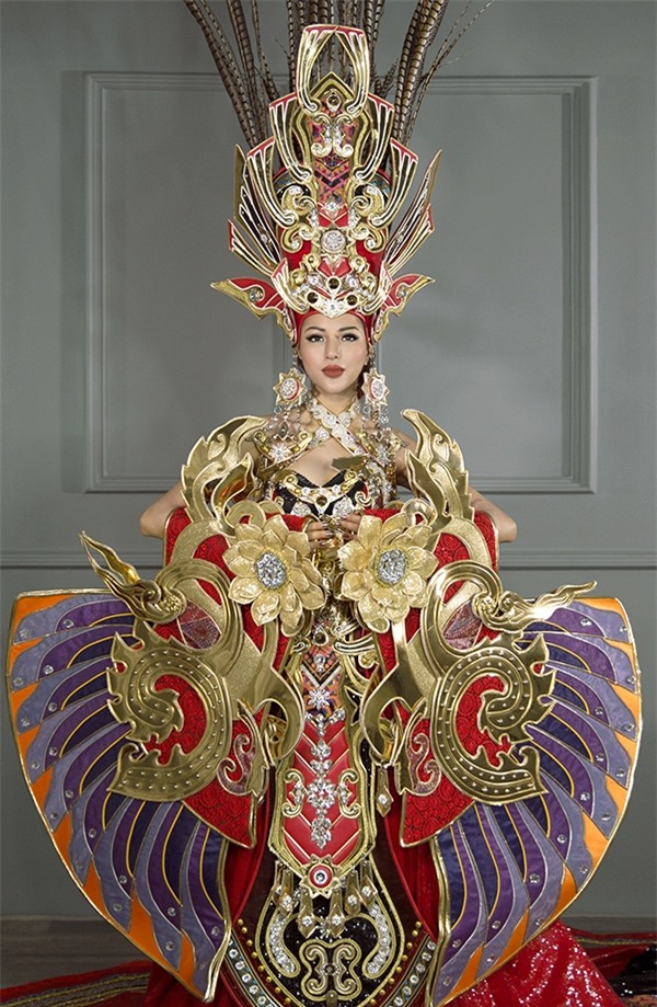 Hình ảnh trên phần tay được lấy ý tưởng từ hoa sen, quốc hoa của Việt Nam. Bên cạnh đó, những vòng xoáy uốn lượn tượng trưng cho rồng và tiên. Qua bộ trang phục này nhà thiết kế Lê Long Dũng muốn giới thiệu về nét đẹp văn hóa của người Việt cổ, không chỉ gói gọn trong hình ảnh tà áo dài truyền thống.