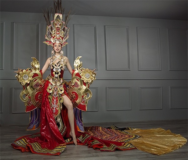 Phần váy và yếm của những cô gái Đông Sơn xưa được cách điệu thêm với dải băng chéo vai trang trí hoa văn sóng nước và đá pha lê lấp lánh.