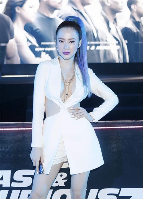 Angela Phương Trinh ấn tượng với màu tóc tím ombre kết hợp suit khoét sâu khoe vòng hai thon gọn đáng mơ ước của các cô gái. Tuy nhiên, bộ cánh này cũng từng bị quy chụp là đạo thiết kế của một nhà mốt danh tiếng.