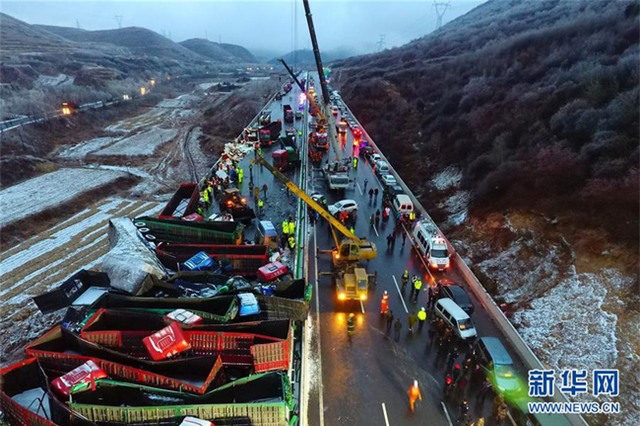 56 ôtô đâm liên hoàn ở Trung Quốc, 17 người chết - Ảnh 6.