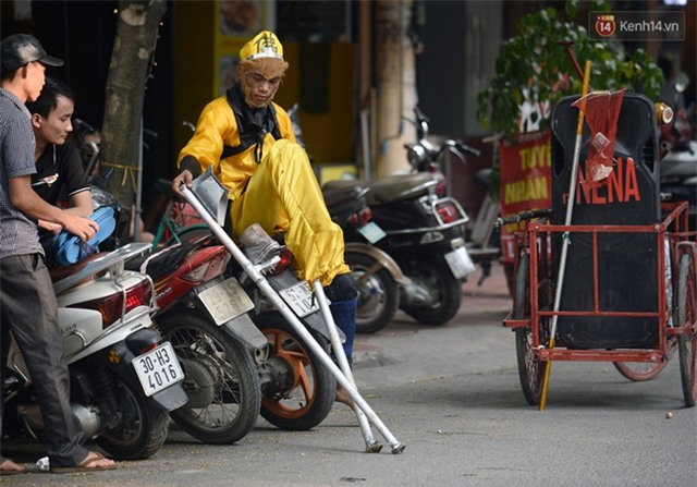 Clip: Tôn Ngộ Không đi cà kheo, múa gậy, tỉa hoa quả giữa đường phố Hà Nội - Ảnh 2.