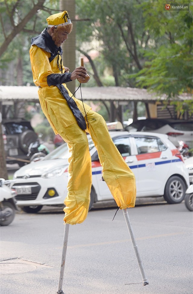Clip: Tôn Ngộ Không đi cà kheo, múa gậy, tỉa hoa quả giữa đường phố Hà Nội - Ảnh 13.