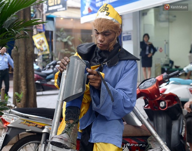 Clip: Tôn Ngộ Không đi cà kheo, múa gậy, tỉa hoa quả giữa đường phố Hà Nội - Ảnh 4.