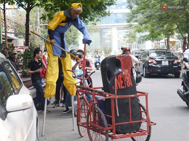 Clip: Tôn Ngộ Không đi cà kheo, múa gậy, tỉa hoa quả giữa đường phố Hà Nội - Ảnh 6.