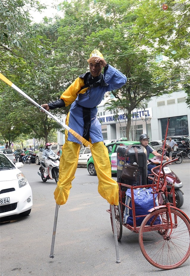 Clip: Tôn Ngộ Không đi cà kheo, múa gậy, tỉa hoa quả giữa đường phố Hà Nội - Ảnh 8.